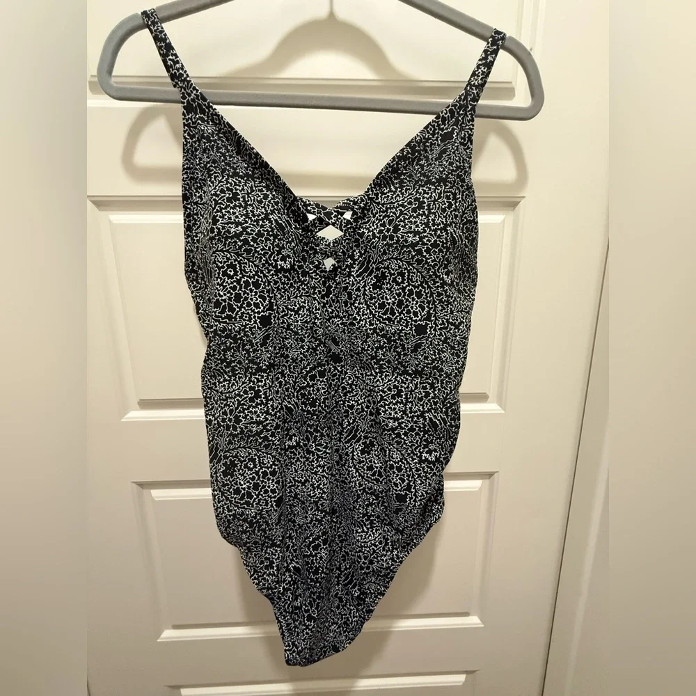 Old Navy Black and White Floral One Piece. Size 1X